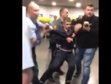 Φύλακες ασφαλείας σέρνουν με την βία Ούγγρο βουλευτή έξω από τηλεοπτικό σταθμό (βίντεο)